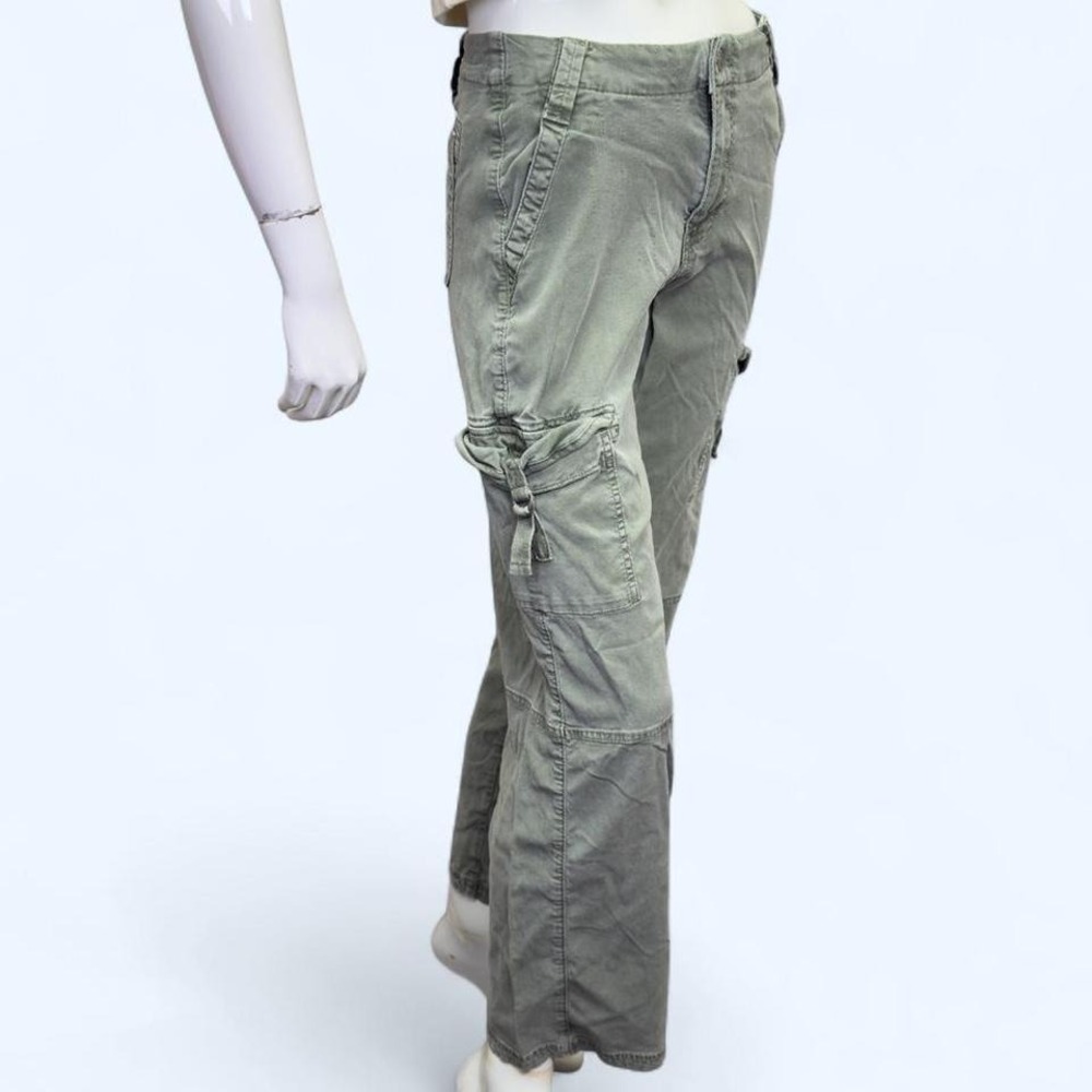 Trendy high rise cargo pants in‎ a muted sage green